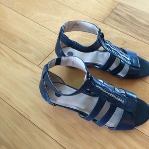 Blue sandals with small heel